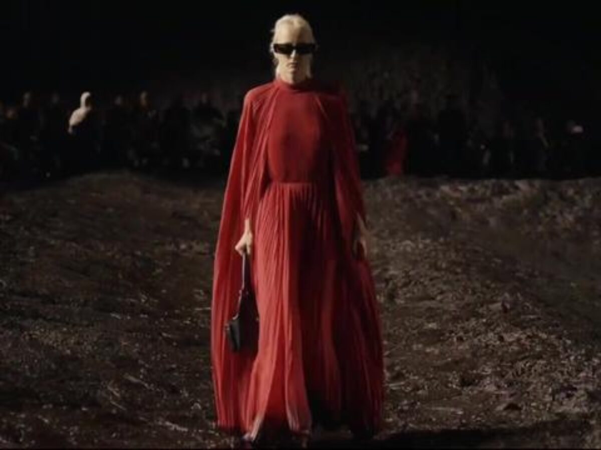 Parigi Fashion Week, da Balenciaga che sfila nel fango al gigantesco fiore  di Louis Vuitton: cosa abbiamo visto e cosa ci è piaciuto - Il Fatto  Quotidiano